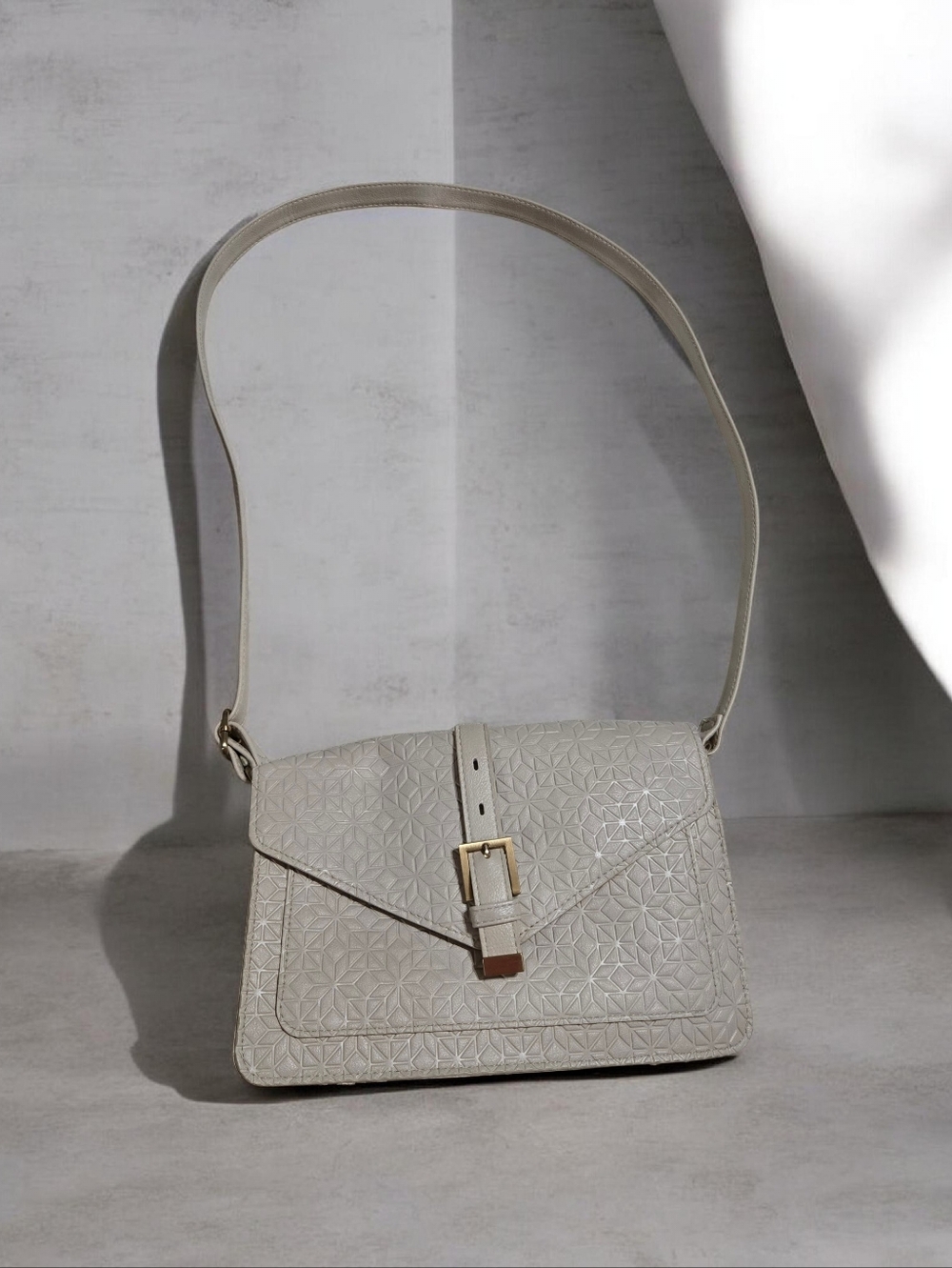 Women’s Cream Crossbody Shoulder Bag with Buckle Accent.EUC